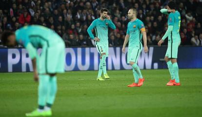 Los jugadores del Barcelona, Gerard Piqué, Andrés Iniesta y Sergio Busquets abatidos tras recibir un gol.