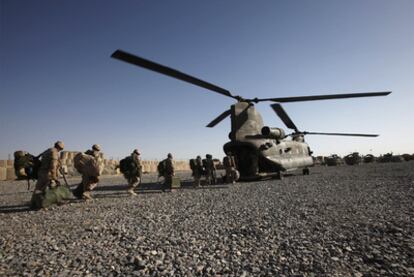 Soldados canadienses embarcan en un helicóptero Chinook para abandonar la base de Zangabad, en la provincia de Kandahar, al sur de Afganistán, el sábado.