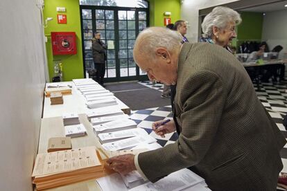 El expresidente de la Generalitat Jordi Pujol junto a su esposa, Marta Ferrusola, coge sus papeletas en el colegio electoral de Barcelona.