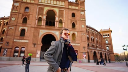 Javier Cortés, ante la puerta grande de la plaza de Las Ventas.