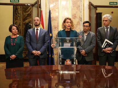 Meritxell Batet, en el centro, junto a los miembros de la Mesa del Congreso, este martes.