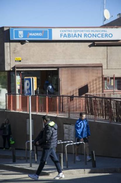 Entrada del polideportivo Fabi&aacute;n Roncero, en San Blas.