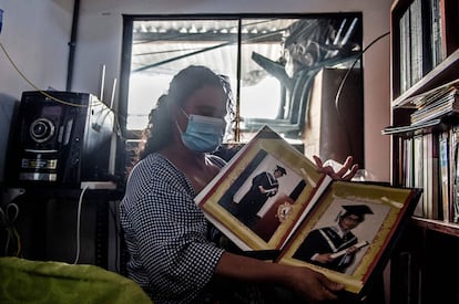 Nancy Sánchez, de 48 años, muestra fotografías en su casa de Villa El Salvador, Perú, ella fue esterilizada sin su consentimiento luego del nacimiento de su última hija Nicole.