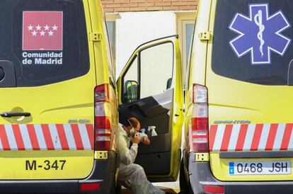 Un conductor de ambulancias se toma un descanso en el exterior de un hospital madrileño.