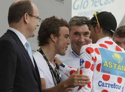 El príncipe Alberto de Mónaco, Fernando Alonso y Eddy Merckx, cinco veces ganador del Tour, saludan a Alberto Contador.