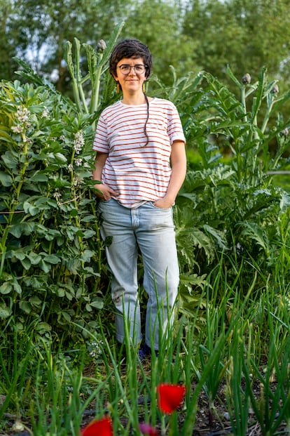 Giuliana Cascella, en la huerta donde aplica técnicas de permacultura.