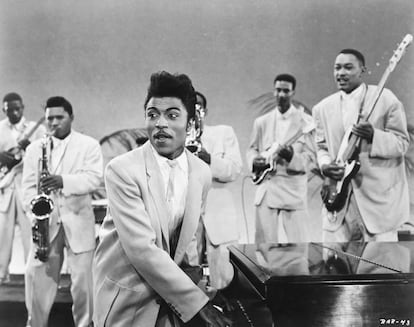 Little Richard, en 1957, con el saxofonista Grady Gaines, en una escena de la película 'Mister Rock And Roll'.