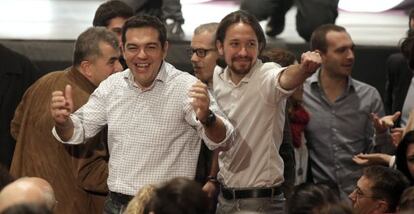 El líder de Podem, Pablo Iglesias, al costat del dirigent de Syriza, Alexis Tsipras, quan va arribar al congrés de Podem al novembre.