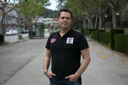 Ismael Ballesteros, despedido temporalmente de la fábrica de llantas para automóviles donde trabaja, en Sant Joan de Vilatorrada (Barcelona).