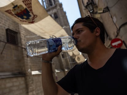 Una persona se protege del calor en una calle de Toledo, este viernes.