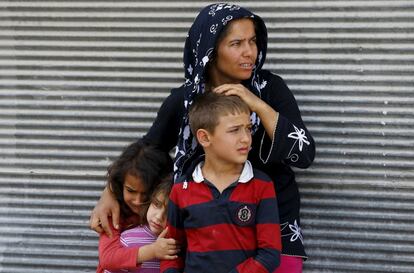 Una madre protege a sus hijos tras un bombardeo en la ciudad turca de Kilis, cerca de la frontera siria, el 24 de abril de 2016.