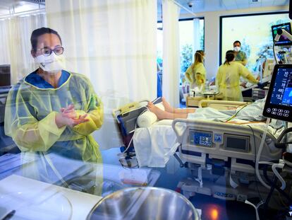 Personal sanitario en un hospital de Suiza.