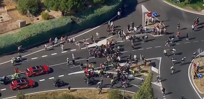 Un grupo de manifestantes intenta cortar el paso de los corredores en la etapa 20 de la Vuelta.