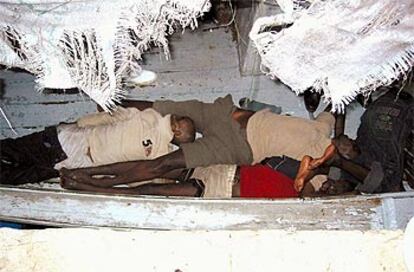 Algunos de los cuerpos de los somalíes hallados muertos en una barcaza a la deriva al sur de la isla italiana de Lampedusa.