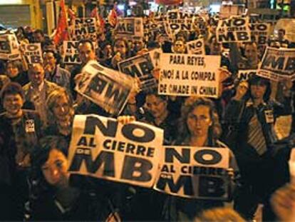 Afectados por el cierre de la planta de MB, anoche durante la manifestación por las calles de Quart de Poblet.