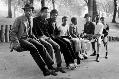 'Young Men on a Seesaw in Handsworth Park' (1984), de Vanley Burke.