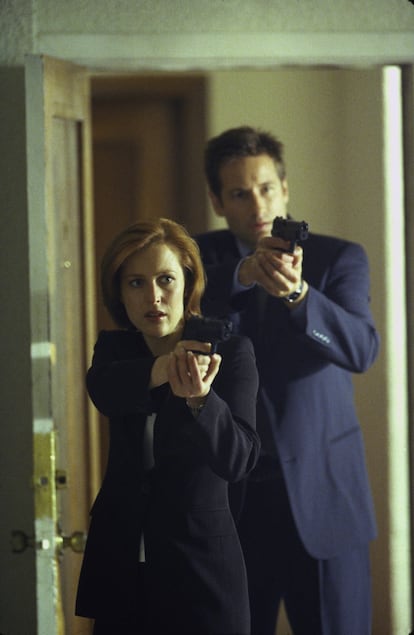 Scully y Mulder, en plena acción en un capítulo de la séptima temporada de 'Expediente X'.