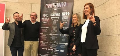 Iván Méndez, Darío Campos, María Loureiro e Iria Quelle (miembro de la organización), con el cartel del Resurrection Fest.