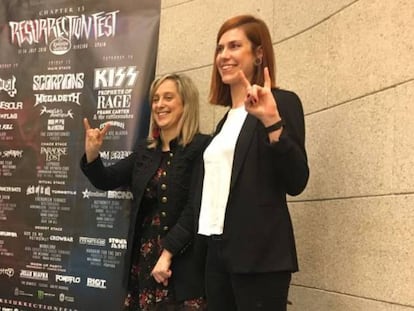 Iván Méndez, Darío Campos, María Loureiro e Iria Quelle (miembro de la organización), con el cartel del Resurrection Fest.