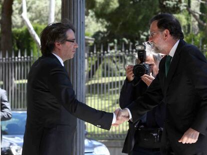 Carles Puigdemont saluda a Mariano Rajoy a su llegada al Museo Nacional de Arte de Catalu&ntilde;a (MNAC).