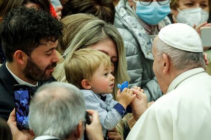 El papa Francisco da el chupete a un recién nacido durante la audiencia general semanal en el pabellón Paolo VI, este lunes en el Vaticano.