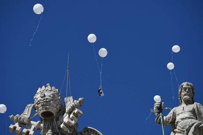 Familiares de las víctimas de la avalancha del pasado enero en Rigopiano sueltan globos durante la audiencia general del Papa en la Plaza de San Pedro en el Vaticano.