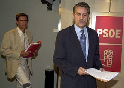 López Garrido, en primer término, y el ministro López Aguilar, en una comparecencia en la sede del PSOE.