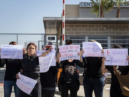 Protesta de funcionarios de prisiones en el centro penitenciario de Quatre Camins (La Roca del Vallès, Barcelona), este lunes.