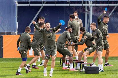 Los jugadores del Atlético de Madrid, durante el entrenamiento del equipo de este sábado en la Ciudad deportiva Wanda de Majadahonda, Madrid, previo al partido ante Osasuna. EFE/Rodrigo Jiménez