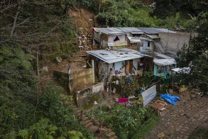 La familia Moreno habitaba en una zona de alto riesgo, en viviendas de madera y láminas que fueron destruidas por el paso del huracán 'Grace' en Xalapa, Veracruz, México.