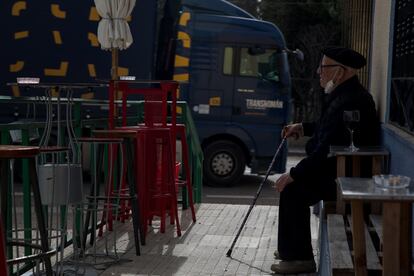 Eusebio Alonso, de 94 años y vecino de Nava de Roa (Burgos), se ha acostumbrado a los convoyes que atraviesan su pueblo. Los turismos también lo hacen y suelen ir a una velocidad excesiva. La N-122 atraviesa varias localidades que tienen que cruzar la carretera diariamente para hacer su vida normal.