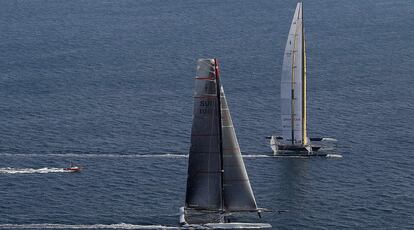 Oracle y Alinghi comienzan la carrera tras varios días de disputas por el viento. Los estadounidenses se ganan la primera.