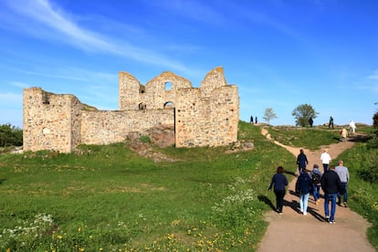 Las ruinas del castillo en la isla de Visingsö, en el lago Vättern.