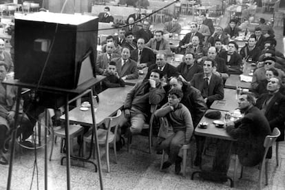 Madrid, 14 de septiembre de 1953. La actriz Elizabeth Taylor (4i) y su esposo, Michael Wilding (3i), en los estudios Sevilla Films, donde se rueda la película inglesa <i>El Caballero Negro</i>.