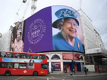 London (United Kingdom), 06/02/2022.- An image of Britain's Queen Elizabeth II is displayed on screen at Piccadilly Circus in London, Britain, 06 February 2022. The Platinum Jubilee of Queen Elizabeth II will mark the 70th anniversary of the British monarch's accession to the throne on 06 February 1952. (Reino Unido, Londres) EFE/EPA/NEIL HALL
