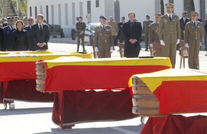 El Príncipe Felipe pasa ante los féretros de los militares fallecidos en Hoyo de Manzanares.