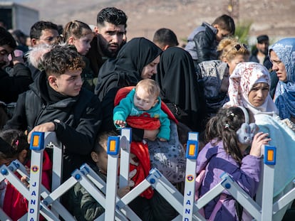 Refugiados sirios se disponen a volver a su país a través del puesto fronterizo de Cilvegözü, en el sur de Turquía, este lunes.