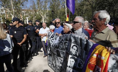 Coletivos em defesa da memória histórica, nesta terça-feira, em frente ao Tribunal Supremo.