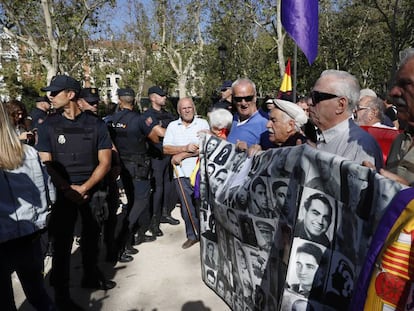 Coletivos em defesa da memória histórica, nesta terça-feira, em frente ao Tribunal Supremo.