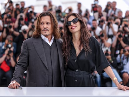 Johnny Depp y la directora Maïwenn, en la 76ª edición del Festival de Cannes, el 17 de mayo.