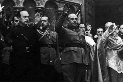 Mandos militares y autoridades eclesiásticas hacen el saludo fascista junto al dictador Francisco Franco.