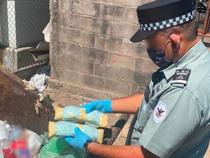 Un agente de la Guardia Nacional, con bolsas de fentanilo.