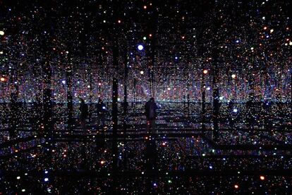 Instalación 'Infinity Mirrored Room - Filled With the Brilliance of Life' del artista japonés Yoyoi Kusama expuesta en el Museo Rufino Tamayo en Ciudad de México. Es la primera exposición de Kusama en América Latina y podrá visitarse hasta el 18 de enero de 2015.