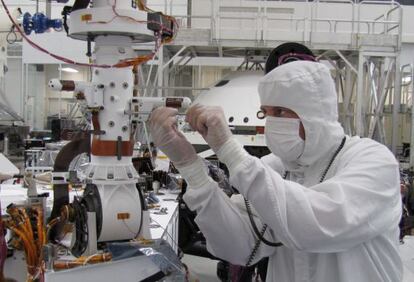 Instalaci&oacute;n en el &#039;Curiosity&#039; de uno de los sensores meteorol&oacute;gicos del experimento REMS que aportan los investigadores espa&ntilde;oles a la misi&oacute;n.