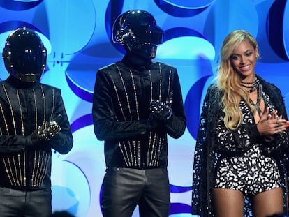 El dúo Daft Punk y Beyoncé en un evento organizado por la plataforma musical Tindal en marzo de 2015 en Nueva York.