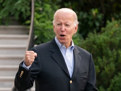 Joe Biden, al salir esta mañana de la Casa Blanca para dirigirse a su casa en la playa de Rehoboth (Delaware), tras su reciente aislamiento.