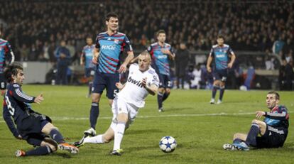 Benzema se dispone a marcar el gol del Madrid entre <i>Chelo</i> Delgado y Réveillèire.