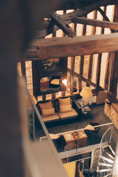 Vigas originales de madera del siglo XVII que sostienen aún la estructura del hotel y de lo que en su día fue el frontón.