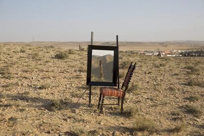 Un asistente al festival se refleja en el espejo que forma parte de una de las instalaciones expuestas en el Midburn Festival en el desierto de Negev.
