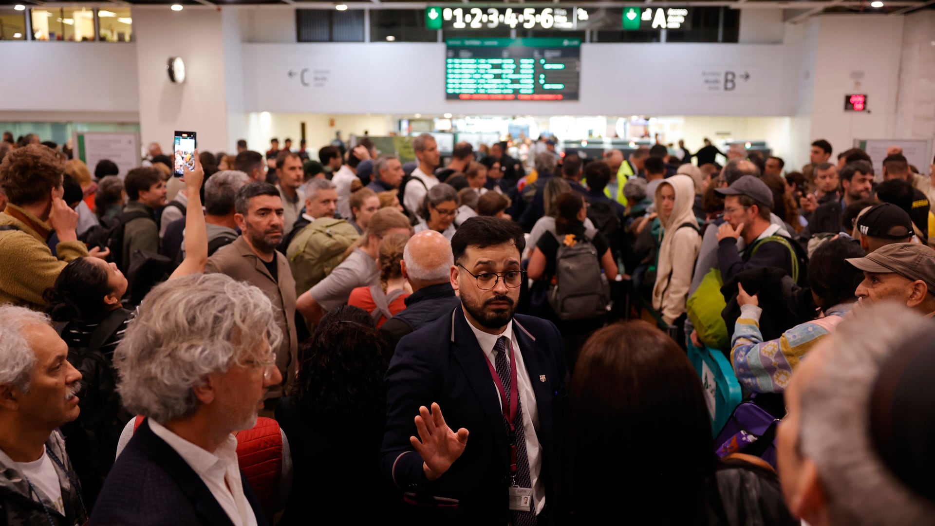 ¿Qué trenes funcionan hoy? Así está el transporte por tierra, mar y aire tras el apagón